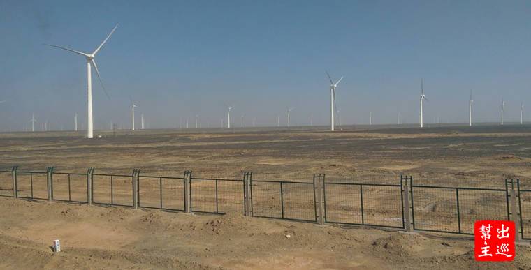 火車行經瓜州，窗外盡是大風車，你見識過幾萬隻風力發電風車同時在荒漠上運轉的模樣嗎