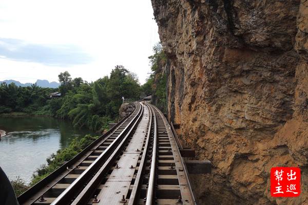 左側是桂河右側是峭壁，就這樣走在小驚險的死亡鐵道上