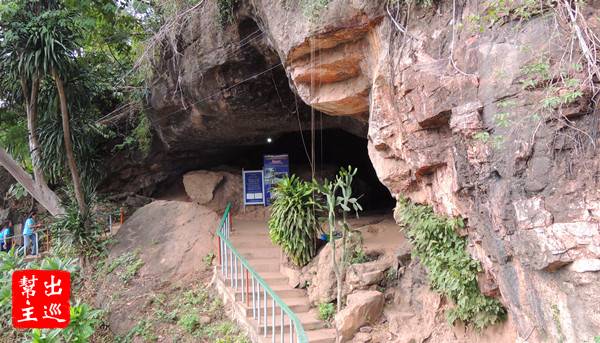 裡面是個大石洞空間，也有佛像吸引了很多信徒來參拜