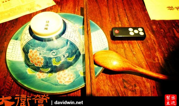 彩釉的碗盤，木質地的筷子湯匙，加上『天九牌』當成筷架