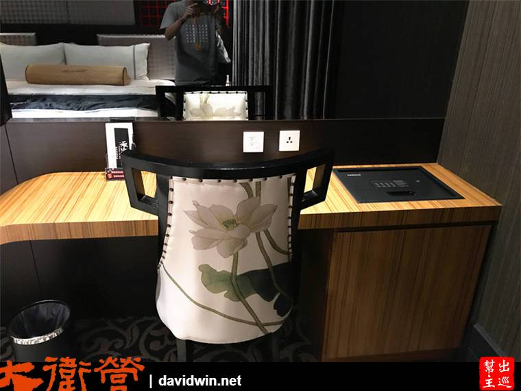 木質的書桌一體成形的設計，大大的蓮花圖案椅子，整體風格營造的就很中國風