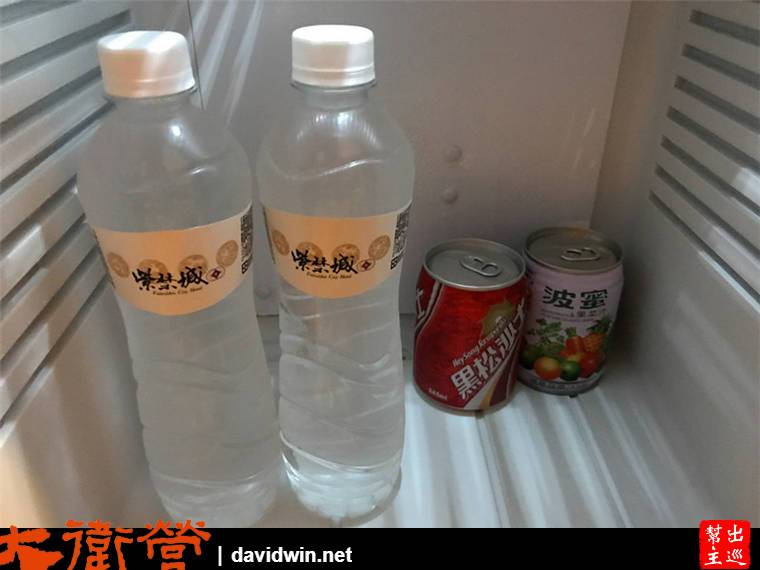 冰箱內則有礦泉水與兩罐飲料，都是免費提供給住客的
