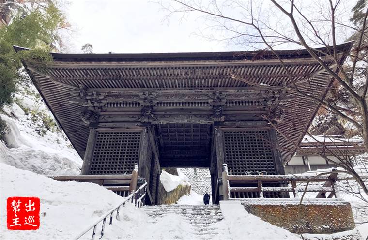 『仁王門』，立於石階通道處，同樣是木結構的特色