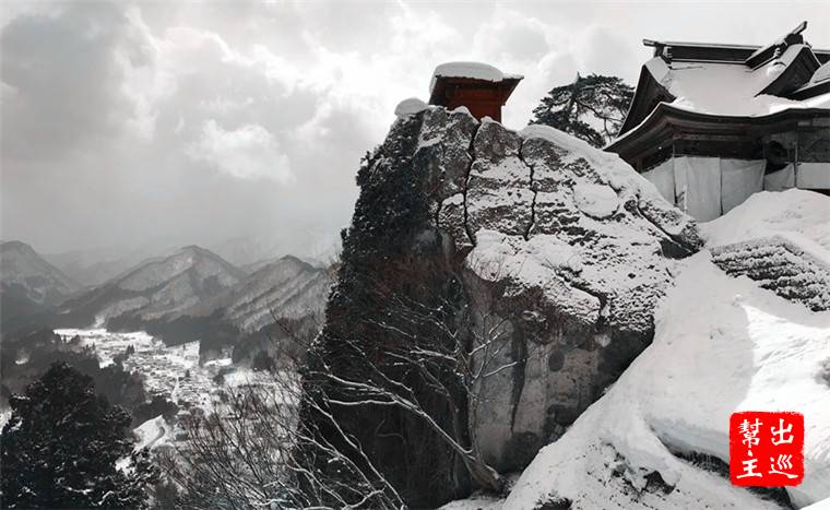 立於山中岩石上的紅色小亭，畫面感超強的，特別是在雪色之中，更顯特別
