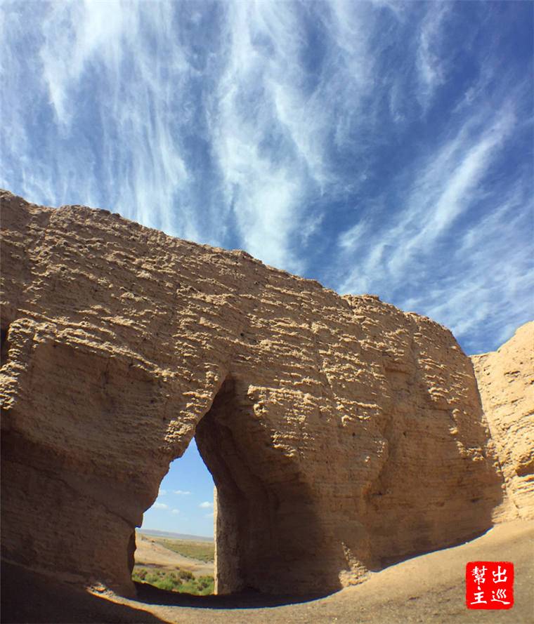 四個城門都依舊存在，想想這座城關（土堆）在大漠風沙之中屹立2000多年