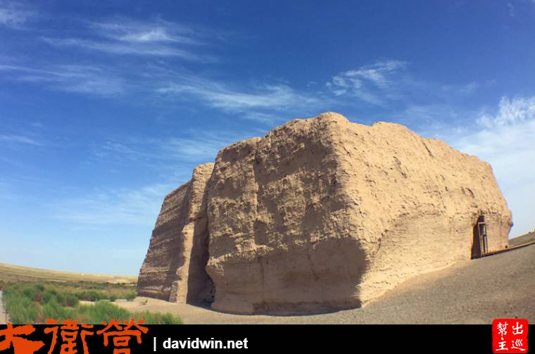 四個城門都依舊存在，想想這座城關（土堆）在大漠風沙之中屹立2000多年