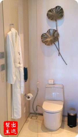 廁所的部份也有金屬荷葉設計，牆上掛著的浴袍，口袋上的SO字樣，這是男性的標示