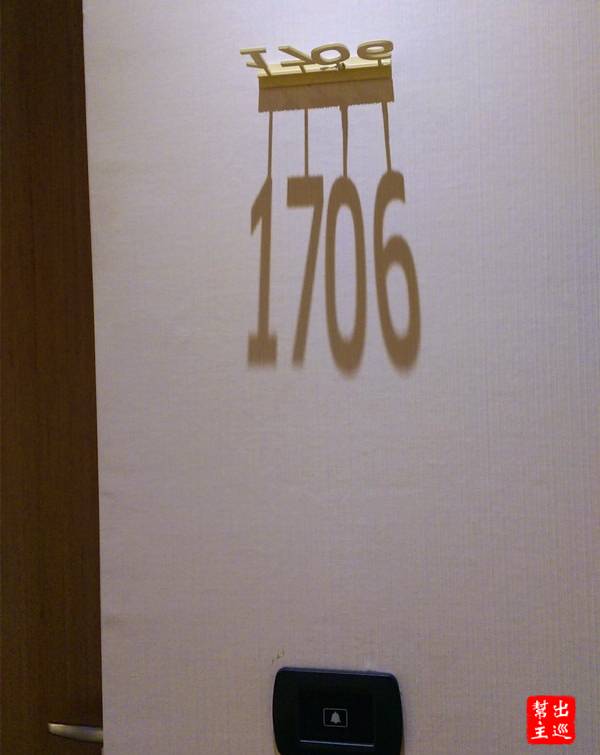 利用投射來呈現房間號碼，真是創意無處不在啊