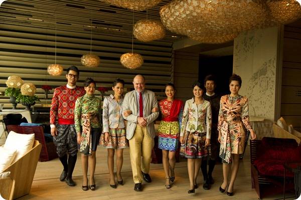 服裝同時結合了泰國風格與世界潮流，這些服務人員隨時穿梭在你身邊，真的可以說設計感無處不在