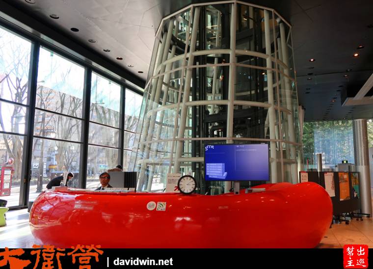 一樓大堂的服務中心，大紅色的顯目設計