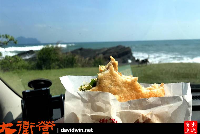從台北出發，買到蔥油餅，停在濱海公路北關的路邊看海