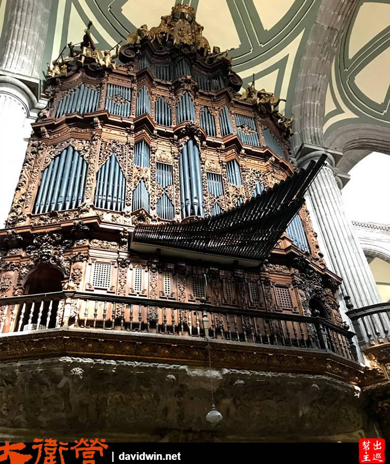 主聖壇，這裡有兩座大風琴