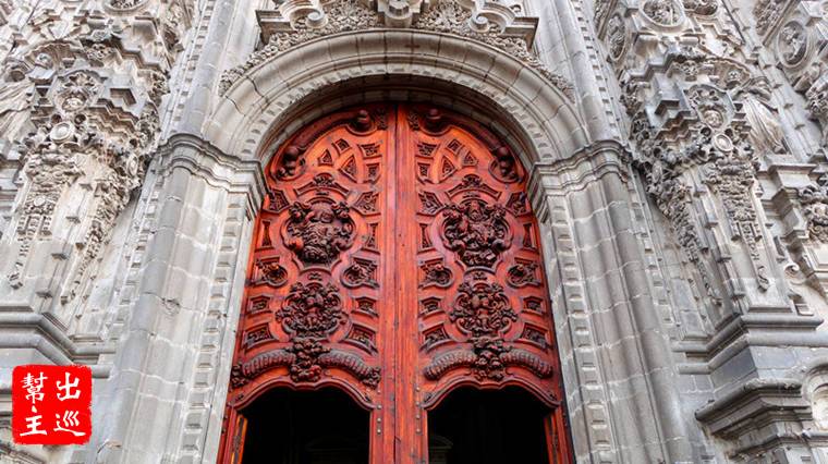 巴洛克風格設計，正面的大門以精緻的石雕組成