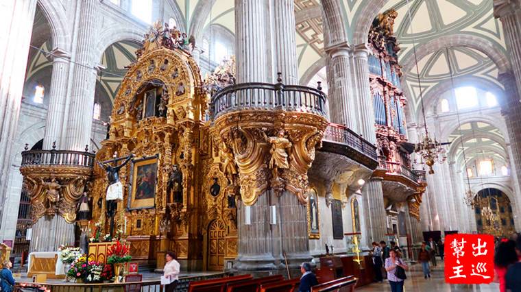 內部的結構是拉丁十字架的造型，在教堂兩側都有多達14間小型的禮拜堂