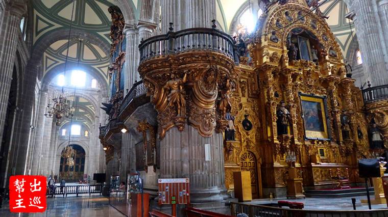 主聖壇，這裡有兩座大風琴