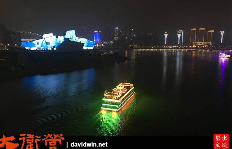 可以看到往來的遊船，還有畫面上的『重慶大劇院』
