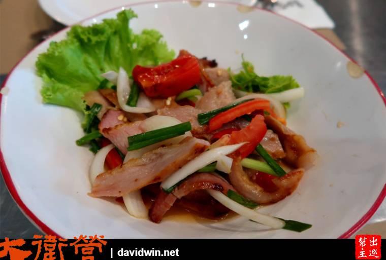 泰東北知名的豬頸肉製作沙拉，關鍵的醬汁用了薄荷與Lime汁、乾辣椒、魚露