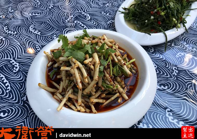 折耳根學名魚腥草，這是四川人桌上常見的涼拌料理