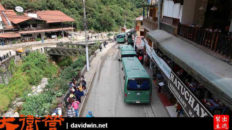 鎮上有專門開往馬丘比丘的巴士站，頻繁發車