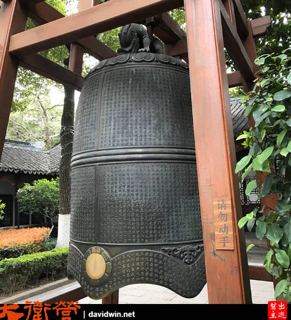 蘇州寒山寺大雄寶殿旁有一座銅鐘