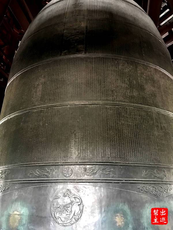 梵音閣是一座鐘樓，內掛有「華夏第一法鐘」，重達108噸