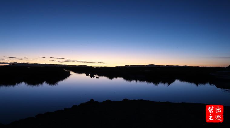 天色剛要開始轉亮，我們正遇上了的的喀喀湖的日出