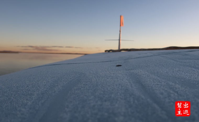 高海拔＋清晨，氣溫只有5度左右，看看船頂上都凍出了整層的冰霜