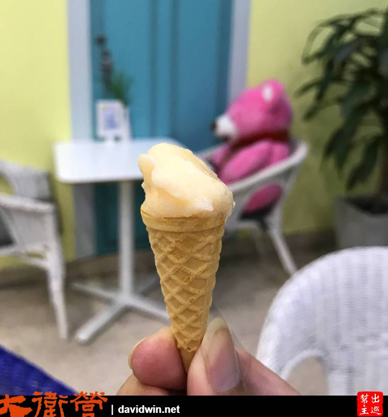 冰淇淋吃一口就覺得與眾不同，水果的香甜融入了冰淇淋中，濃郁又滑順沁人心扉，在炎熱的曼谷來上一客冰品真是莫大的滿足啊！