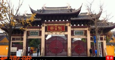 上海人過年必來撞鐘賞花燈：龍華寺
