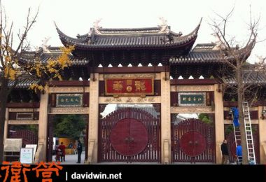 上海人過年必來撞鐘賞花燈：龍華寺
