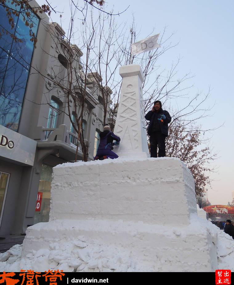 街上正在緊鑼密鼓的進行大量的冰雕、雪雕佈置