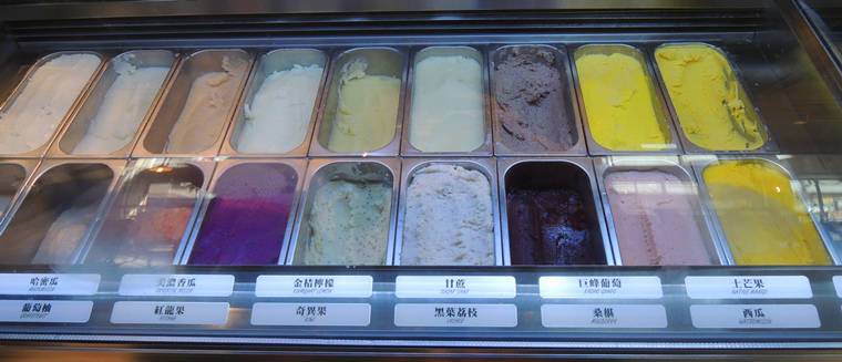 各種口味的水果冰淇淋，真的讓人好難決定，每一種都想試試