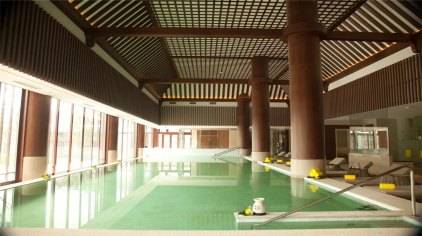 溫泉由日本溫泉大師海老沢宏設計，有12個私密湯苑、25個戶外泡池