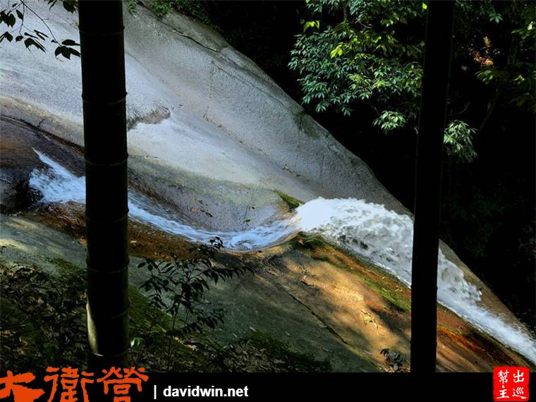瀑布上源一個特色：飛瀑。由於這裡的地形如同碗口，所以水勢會向上飛奔