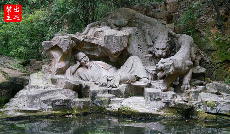 這面石雕，內容是性空和尚睡臥之姿，旁邊有兩虎相伴