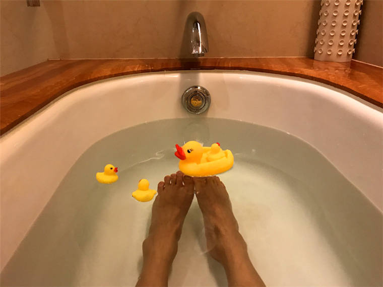 浴缸角落放著的是：嬰兒洗髮沐浴乳跟黃色小鴨