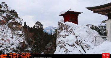 立於山中岩石上的紅色小亭，畫面感超強的，特別是在雪色之中，更顯特別