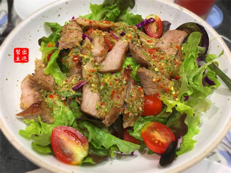 烤豬肉沙拉也是招牌之一，下方大量的蔬菜襯托著烤香的豬頸肉