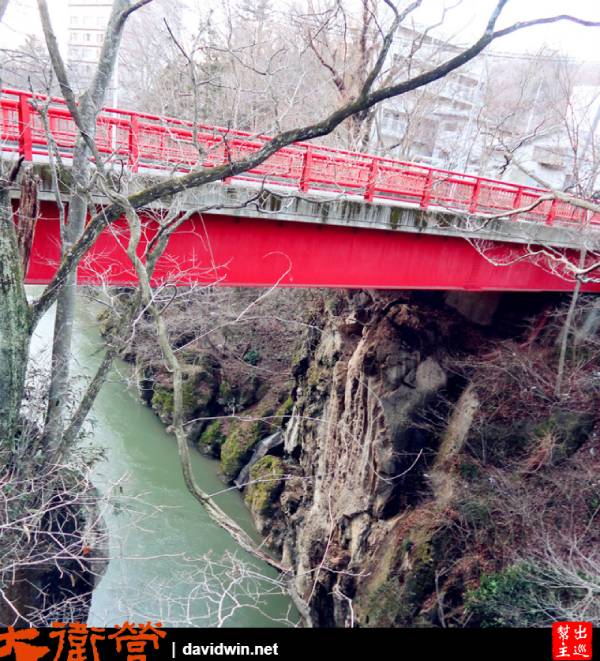 紅色的橋樑，上面有『名取川』字樣