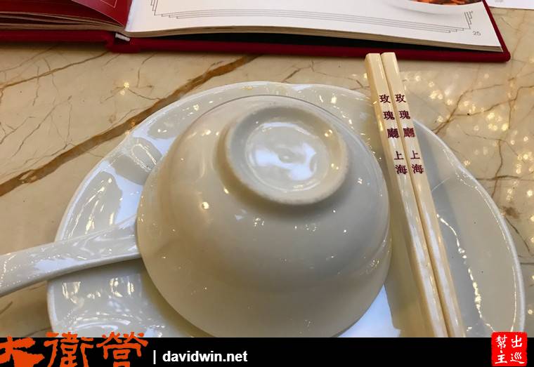 筷子，標準字體印上的餐廳名稱，這形式像極了台灣早年餐廳的規格