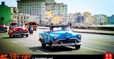 在古巴哈瓦那搭乘復古美國車