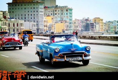 在古巴哈瓦那搭乘復古美國車