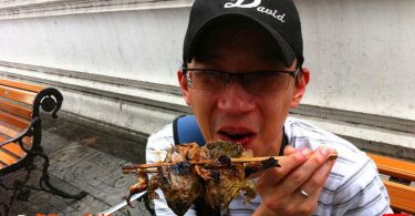 曼谷街頭吃烤青蛙