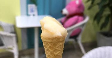 冰淇淋吃一口就覺得與眾不同，水果的香甜融入了冰淇淋中，濃郁又滑順沁人心扉