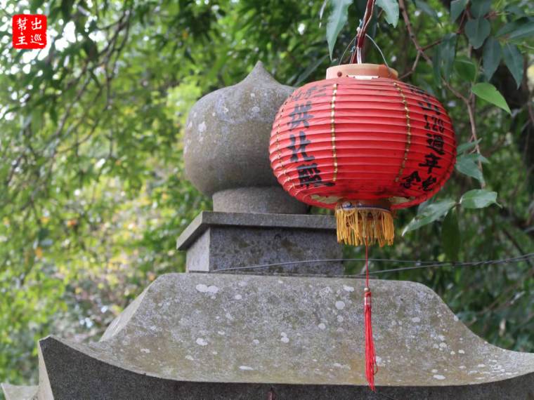 石階步道兩側是高掛的大紅燈籠與日式神社常見的『石燈籠』