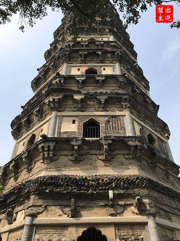 虎丘塔，實際名稱為『雲岩寺塔』，建於五代後周，有超過1000年的歷史