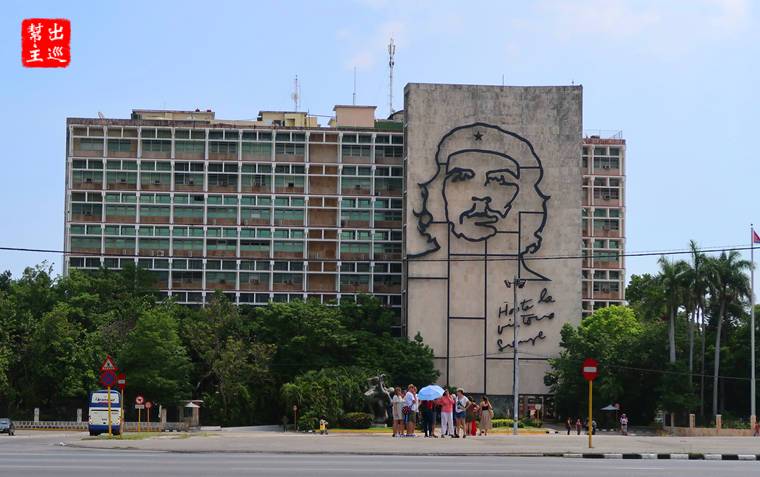 內政部大樓有著名的切·格瓦拉的畫像